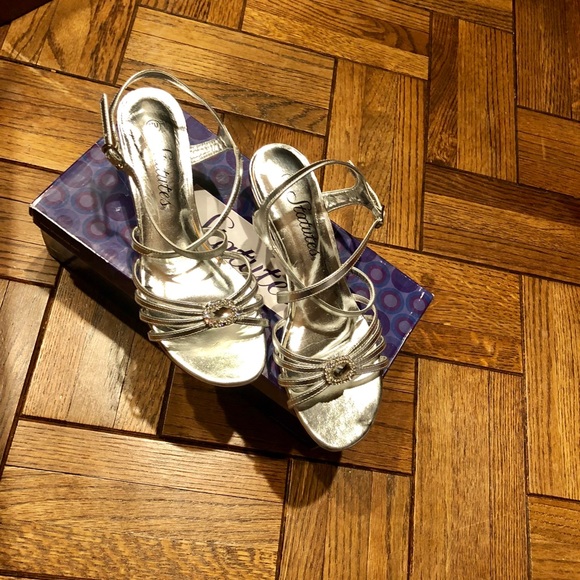 Statutes Shoes - Strattutes Excellent Condition Silver Sandler’s